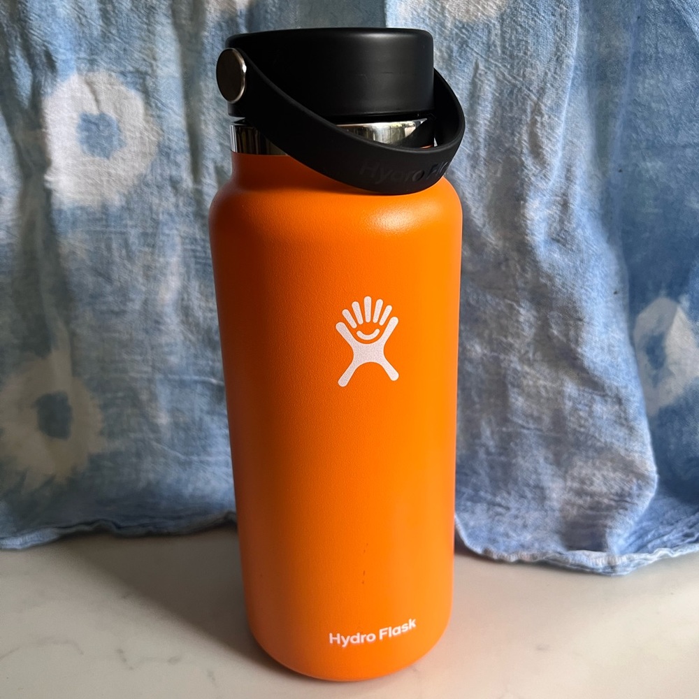 Hydro Flask water bottle 32 oz. Clementine orange